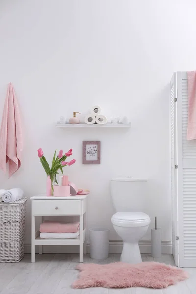 Interior Casa Banho Elegante Com Vaso Sanitário Elementos Decoração — Fotografia de Stock
