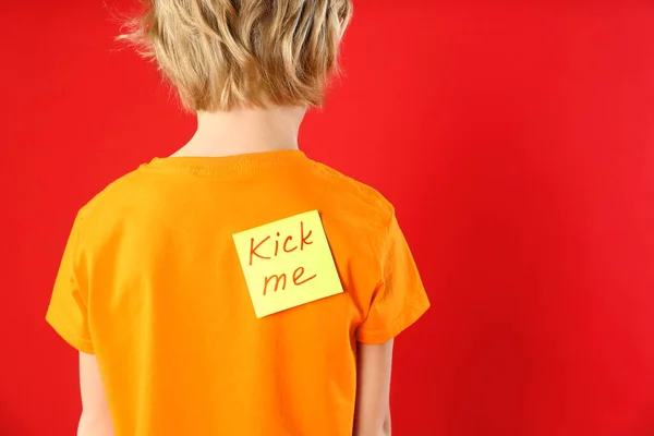 Niño Con Pegatina Kick Espalda Contra Fondo Rojo Día Del — Foto de Stock