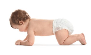 Beyaz arka planda bebek bezi takmış şirin bir bebek.