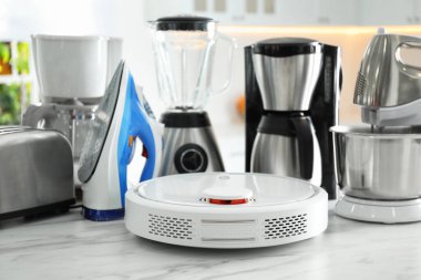 Mutfaktaki modern ev aletleri seti, robotik elektrik süpürgesine odaklan.