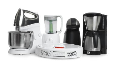 Modern ev aletleri beyaz üzerine izole edilmiş.