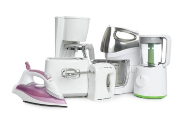 Modern ev aletleri beyaz üzerine izole edilmiş.