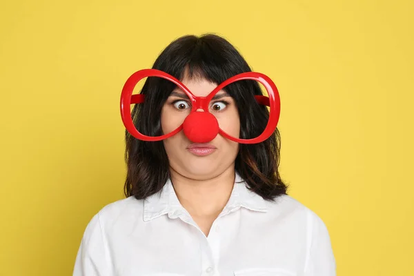 Zabawna Kobieta Nosem Klauna Dużymi Okularami Żółtym Tle Kwietniowy Dzień — Zdjęcie stockowe