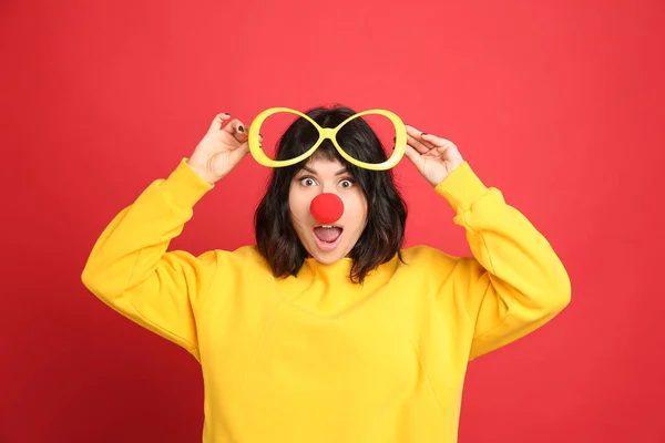 Συναισθηματική Γυναίκα Μεγάλα Γυαλιά Και Μύτη Κλόουν Κόκκινο Φόντο Πρωταπριλιά — Φωτογραφία Αρχείου
