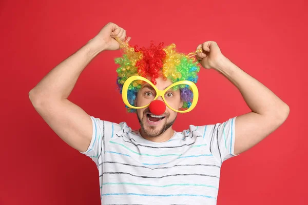 Grappige Man Met Grote Glazen Regenboogpruik Clownneus Rode Achtergrond Dwaas — Stockfoto