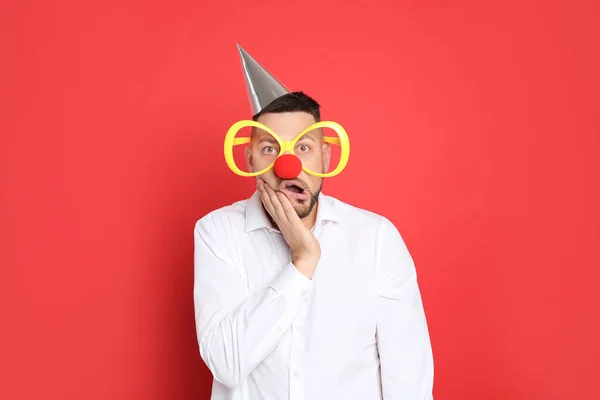 Homme Drôle Avec Grands Verres Chapeau Fête Nez Clown Sur — Photo