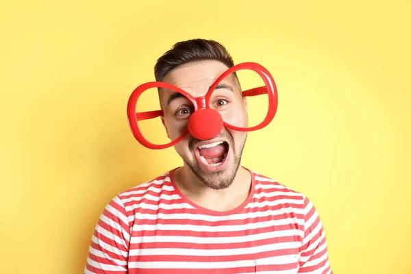 Jeune Homme Émotionnel Avec Des Lunettes Fête Nez Clown Sur — Photo