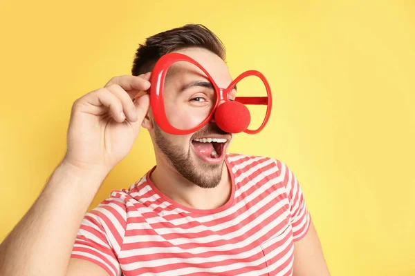 Jeune Homme Émotionnel Avec Des Lunettes Fête Nez Clown Sur — Photo