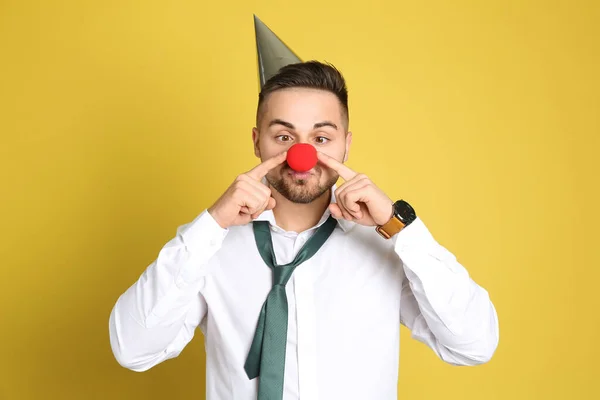 Jeune Homme Émotionnel Avec Chapeau Fête Nez Clown Sur Fond — Photo