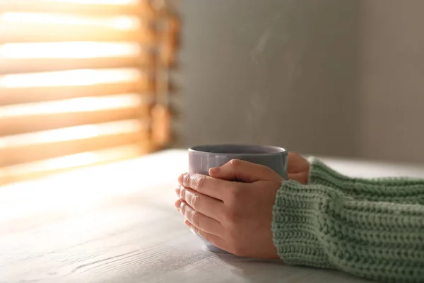 Mujer Con Taza Sabroso Café Mesa Madera Blanca Primer Plano — Foto de Stock