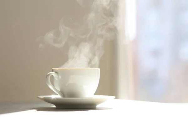 一杯香喷喷的咖啡放在阳光下的桌子上 空白处放文字 早上好 — 图库照片