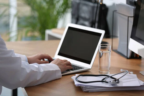 Professionell Läkare Som Arbetar Laptop Kontoret Närbild — Stockfoto