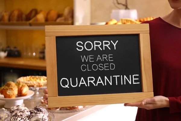 Proprietario Dell Azienda Con Cartello Con Testo Sorry Closed Quarantine — Foto Stock