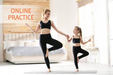 Anne ve kızı evde yoga yapıyor. 