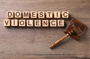Tahta küplerde DOMESTIC VİYAZİK ve tokmak masada, düz yatıyordu