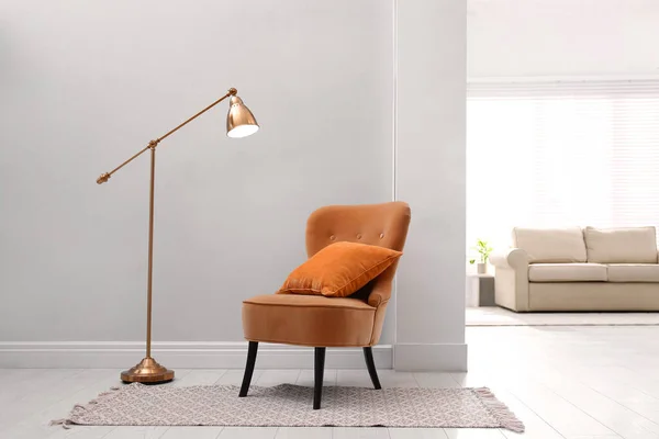 Cómodo Sillón Naranja Con Cojín Elegante Interior Habitación —  Fotos de Stock