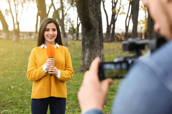 Ung Journalist Och Videooperatör Arbetar Parken — Stockfoto