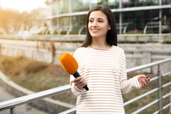 Ung Kvinnlig Journalist Med Mikrofon Stadsgatan — Stockfoto