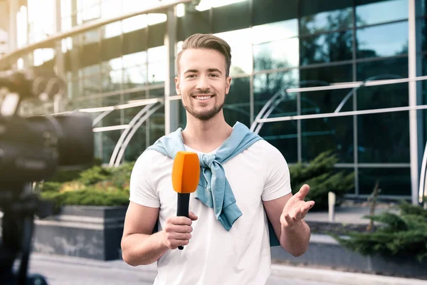 Jeune Journaliste Masculin Avec Microphone Travaillant Dans Rue Ville — Photo