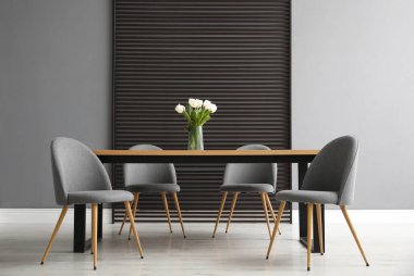 Masa ve sandalyeler odada. Şık iç tasarım