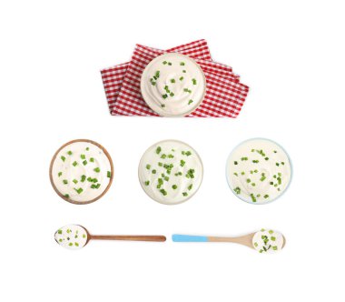 Beyaz arka planda soğanlı lezzetli ekşi krema seti.