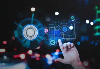 Adam siber saldırıya karşı korumayı etkinleştiriyor, yakın plan. Dijital simgeler 