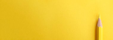 Sarı arkaplanda renkli kalem, metin için yeri olan üst görünüm. Pankart tasarımı