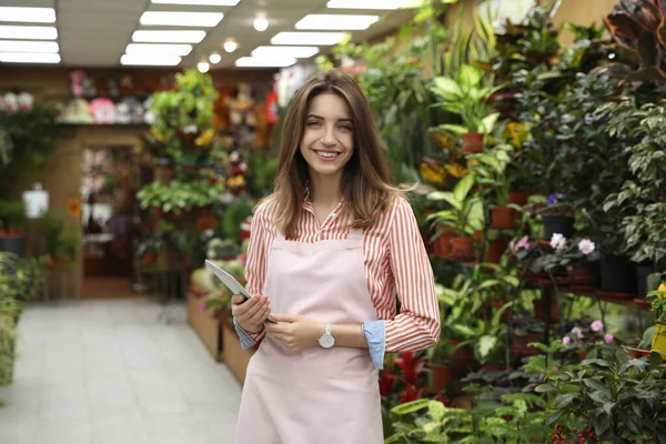 Propietario Joven Con Tableta Floristería — Foto de Stock