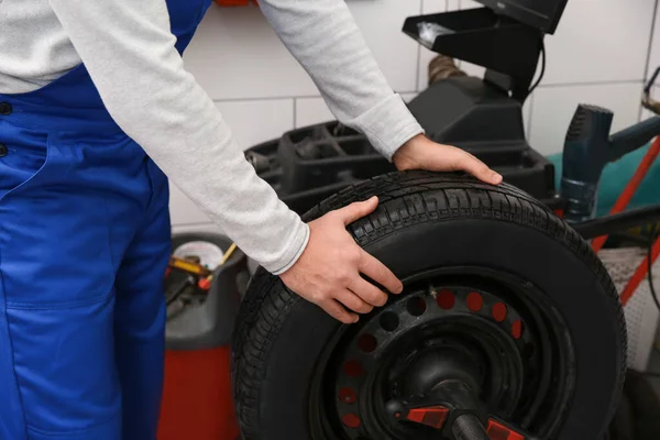 Mechanic Working Wheel Balancing Machine Tire Service Closeup — Stock Photo, Image