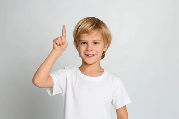 Retrato Lindo Niño Sobre Fondo Gris Claro —  Fotos de Stock