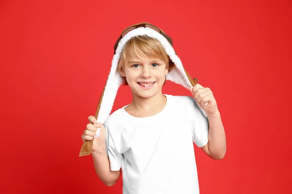 Carino Piccolo Ragazzo Indossando Cappello Sfondo Rosso — Foto Stock