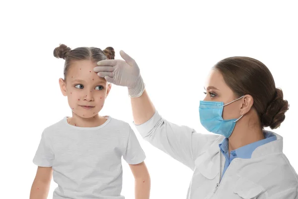 Doctor Examinando Una Niña Con Varicela Sobre Fondo Blanco Virus — Foto de Stock