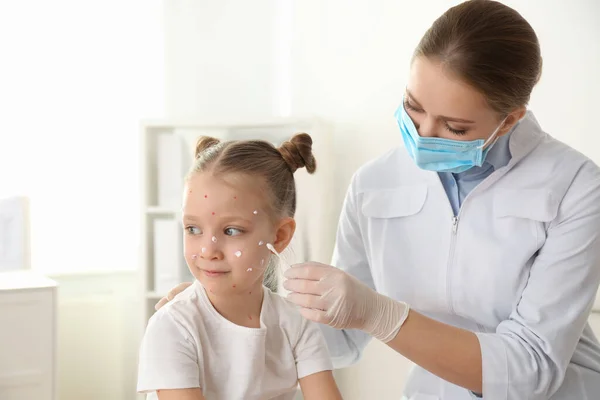 Læge Anvender Creme Huden Lille Pige Med Skoldkopper Klinikken Art - Stock-foto