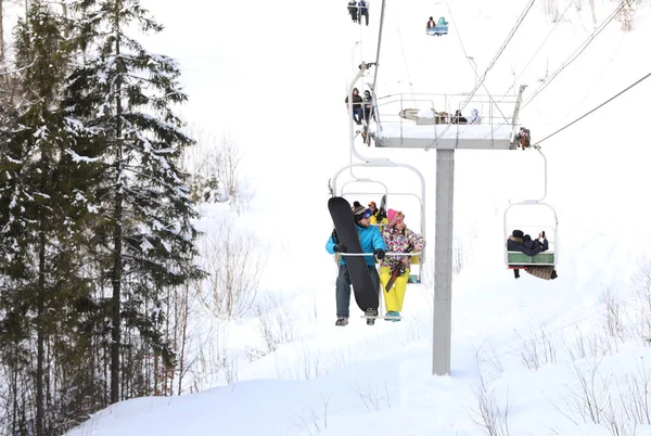 Paar Benutzt Sessellift Bergskigebiet Winterurlaub — Stockfoto