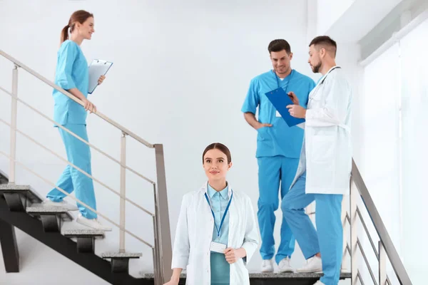 Professzionális Orvosok Csoportja Lépcsőházban Klinikán — Stock Fotó