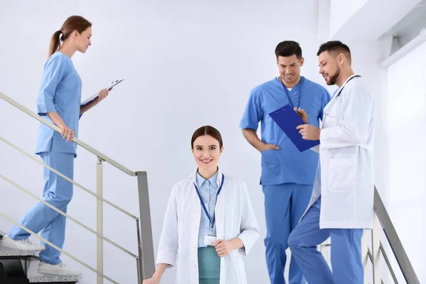 Ärzteteam Treppenhaus Der Klinik — Stockfoto