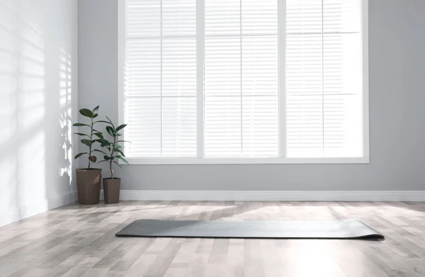 Unrolled Grey Yoga Mat Floor Room — Stock Photo, Image