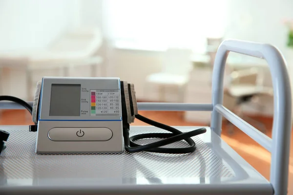 Modernes Blutdruckmessgerät Auf Karre Arztpraxis — Stockfoto