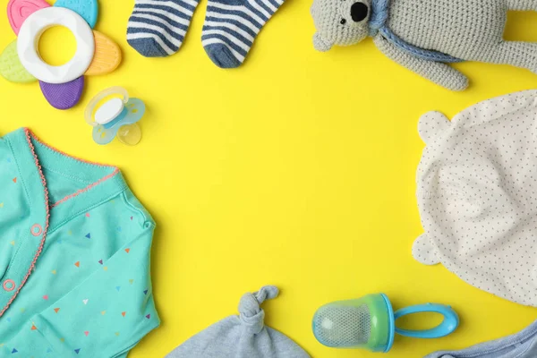 Composición Plana Con Ropa Niño Accesorios Sobre Fondo Amarillo Espacio — Foto de Stock