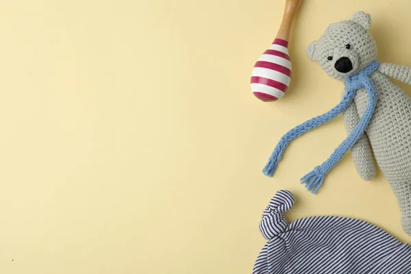 Kindermütze Und Spielzeug Auf Beigem Hintergrund Flache Lage Mit Platz — Stockfoto