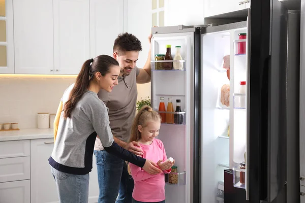 Happy Rodina Blízkosti Otevřené Ledničky Kuchyni — Stock fotografie