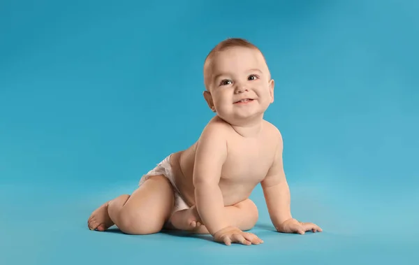 Lindo Bebé Pañal Sobre Fondo Azul Claro Espacio Para Texto —  Fotos de Stock
