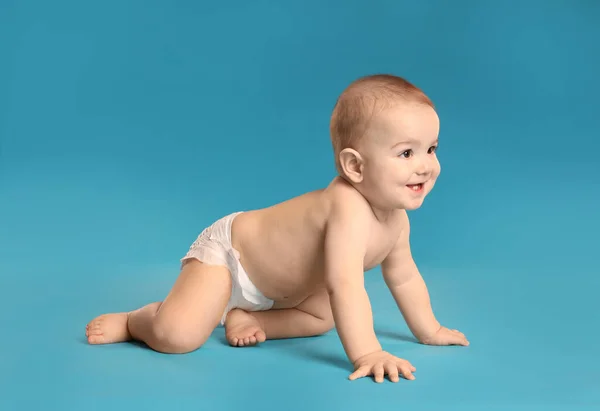 Lindo Bebé Pañal Sobre Fondo Azul Claro — Foto de Stock