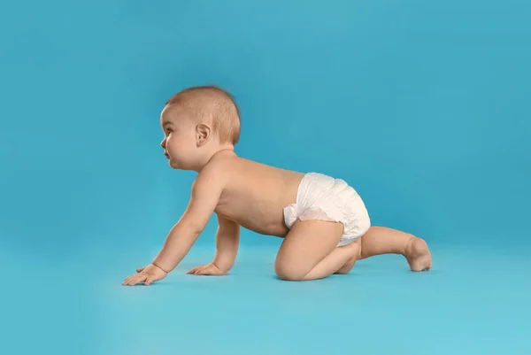 Açık Mavi Arka Planda Bebek Bezi Takmış Şirin Bir Bebek — Stok fotoğraf
