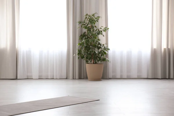 Tapis Yoga Gris Sur Sol Dans Une Chambre Spacieuse — Photo