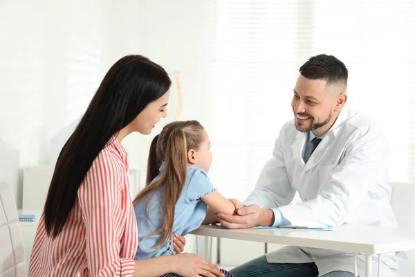 Niña Con Madre Visitando Ortopedista Clínica — Foto de Stock