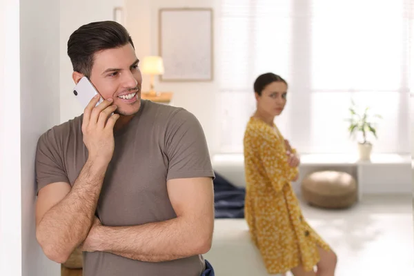 Чоловік Віддає Перевагу Розмовляти Телефону Проводячи Час Своєю Дівчиною Вдома — стокове фото