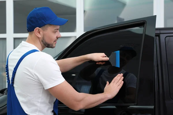 Obrero Teñido Ventana Del Coche Con Papel Aluminio Taller — Foto de Stock