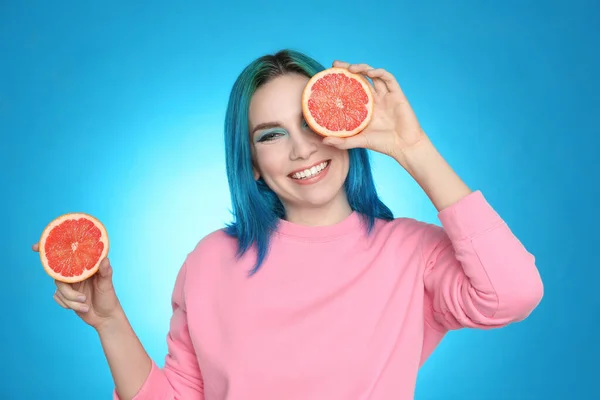 Ung Kvinna Med Ljusa Färgat Hår Håller Grapefrukt Ljusblå Bakgrund — Stockfoto