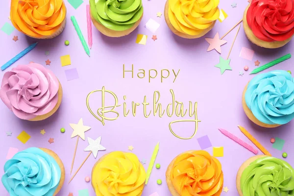 Heerlijke Cupcakes Tekst Gelukkige Verjaardag Lila Achtergrond Plat Lay — Stockfoto